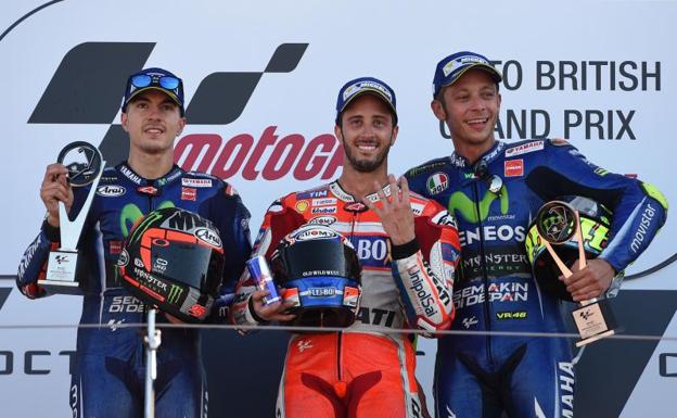 Andrea Dovizioso (c), en el podio del circuito de Silverstone. 