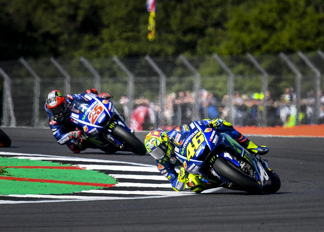 Las carreras en el circuito de Silverstone se saldaron con las victorias de Andrea Dovizioso (MotoGP), Arón Canet (Moto2) y Takaaki Nakagami (Moto3)