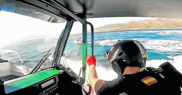 Una patrullera española trata de dar alcance a una moto acuática de contrabandistas en mitad del Estrecho de Gibraltar. 