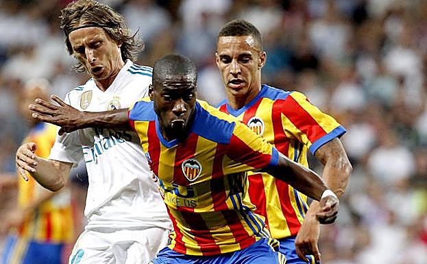 Kondogbia y Modric pugnan por el balón en el Bernabéu