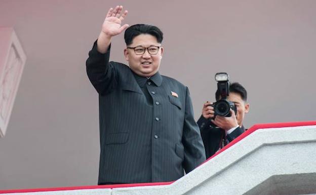 Kim Jong-un saluda. 