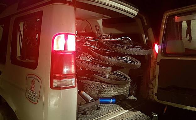 Las bicicletas de los excursionistas en el vehículo del equipo de rescate.