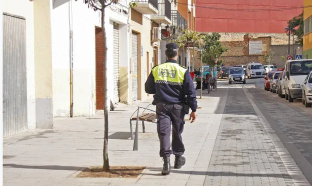 Un policía local en el barrio del Xenillet. 