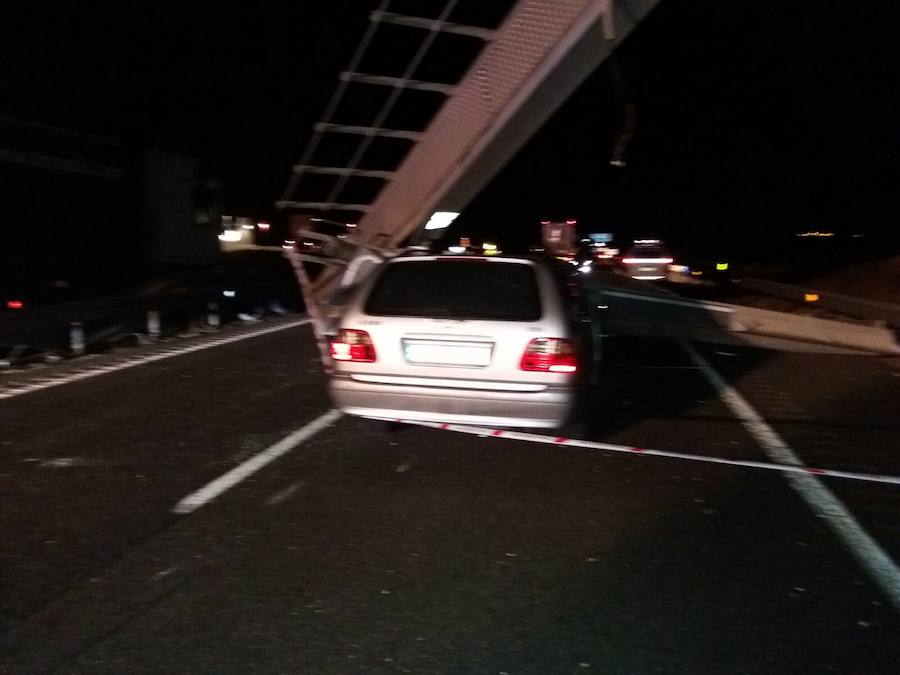 Fotos del accidente de un camión en el tramo Utiel de la A-3