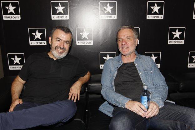 Lorenzo Silva y André M. Koppel, ayer, después del preestreno en los cines Kinépolis de 'La niebla y la doncella'. 