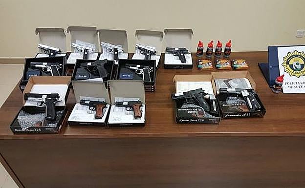 Parte de las armas requisadas a los comercios de El Perelló.