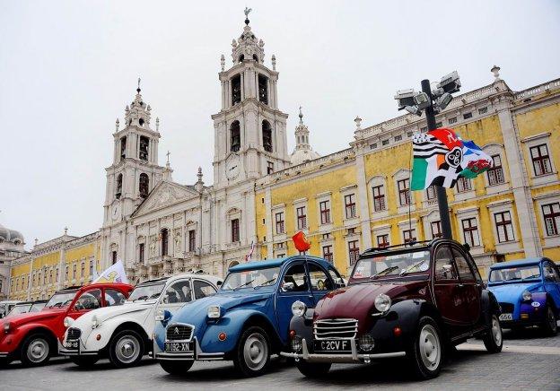  Tomando Portugal. La llegada de 2.000 2CV revolucionó la pequeña localidad costera de Ericeira. 