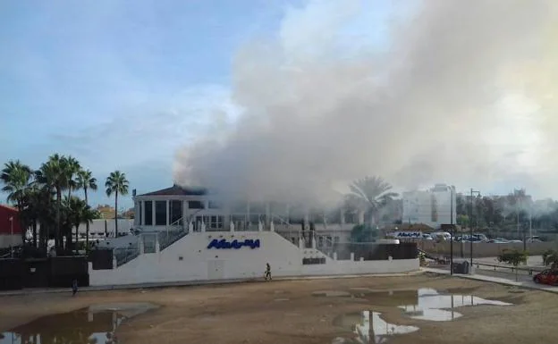 Dos heridos leves en el incendio de la discoteca Akuarela de Valencia