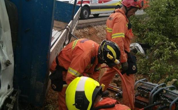 Los operarios durante el rescate.