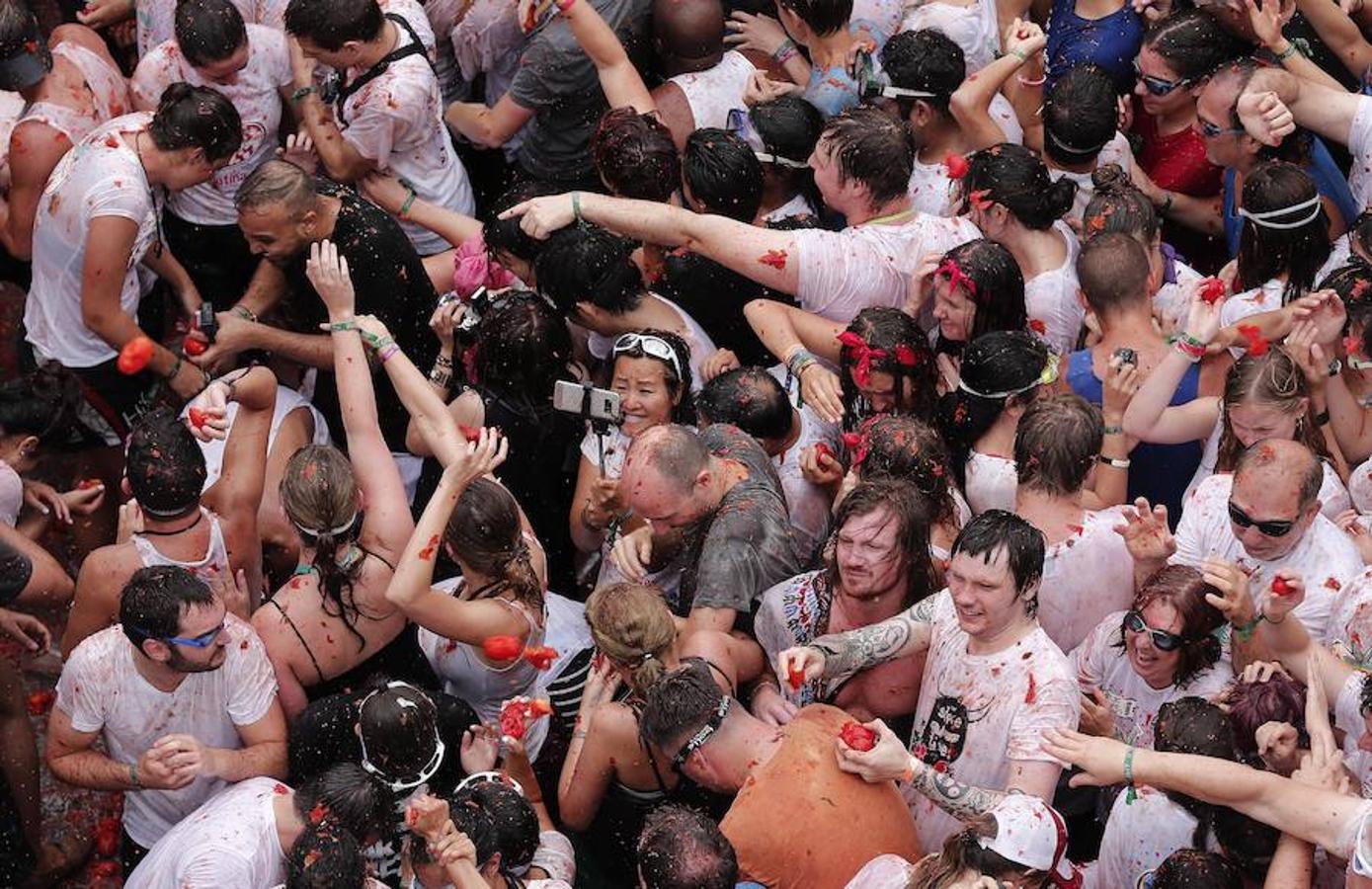 La gente en Tomatina.