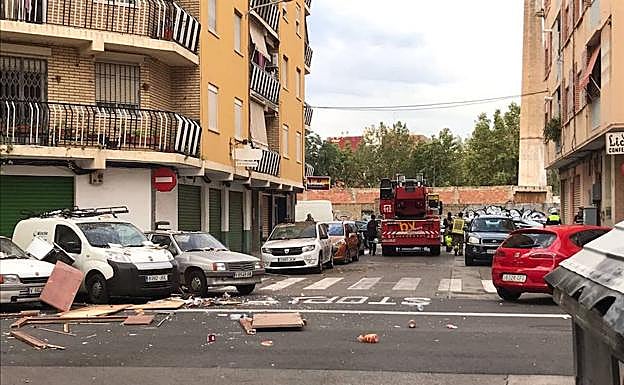 La Policía reduce a un hombre desnudo que lanzaba objetos desde un balcón de Valencia