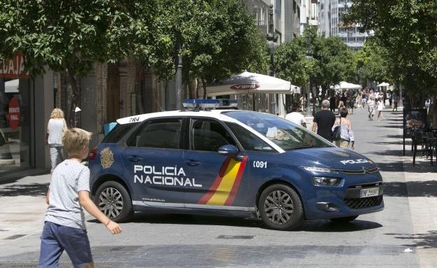 Vehículo de la Policía Nacional en la ciudad de Valencia.