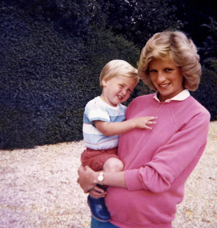 El príncipe Guillermo, en brazos de su madre estando ésta embarazada.