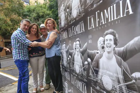 Los protagonistas de 'La Familia' junto a la directora. 