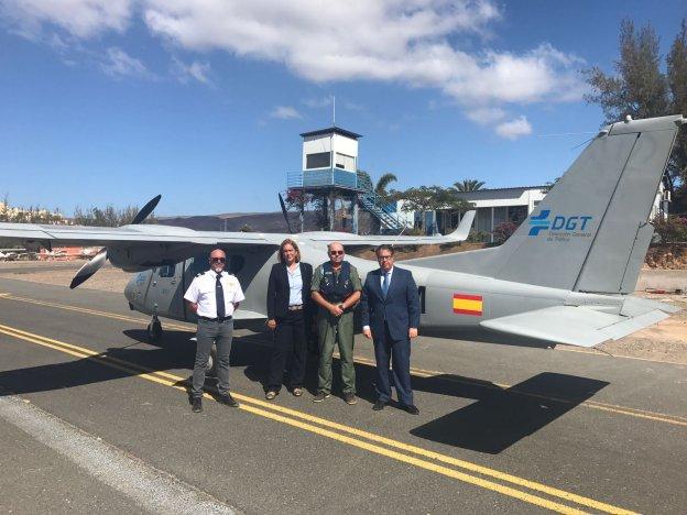 Gregorio Serrano (a la derecha) y responsables de la DGT en Gran Canaria presentan la avioneta. DGT