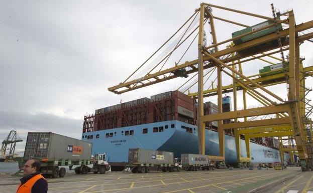 El buque Morten Maersk durante su escala en el puerto de Valencia.