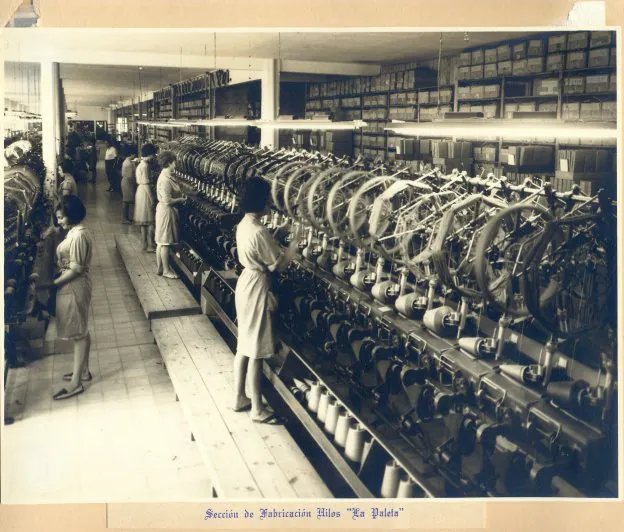 Algunas de las trabajadoras durante un momento de su jornada laboral en la sección de fabricación de hilos 'La Paleta' del municipio de Almoines. 
