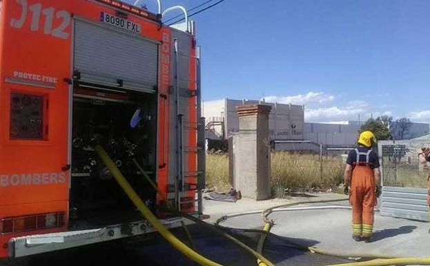 Un incendio calcina una nave de reciclaje de frutos secos en Benaguasil