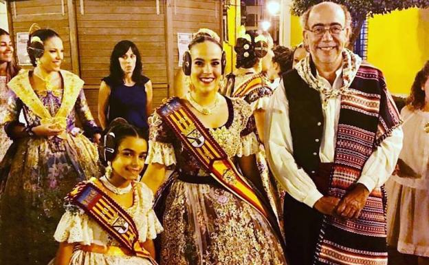 Pepe Crespo junto a las Falleras Mayores de Dénia en la proclamación de Segorbe. 