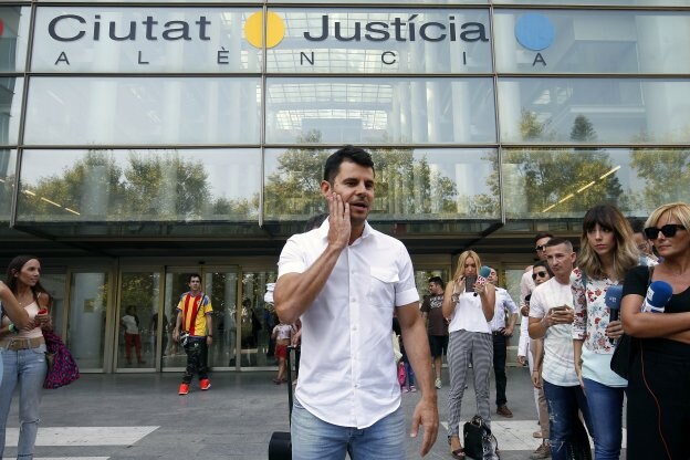 Javier Santos, ayer, en la entrada de la Ciudad de la Justicia. 