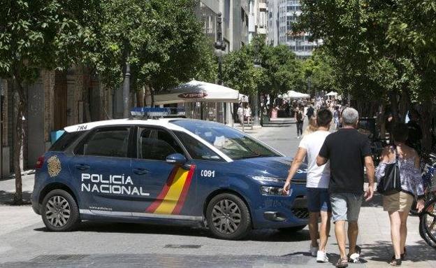 Un vehículo de la Policía Local atravesado en el paseo de Ruzafa. 