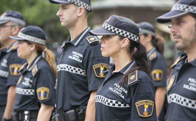 Varios agentes, en la presentación de la nueva vestimenta de la Policia Local de Valencia el pasado junio.