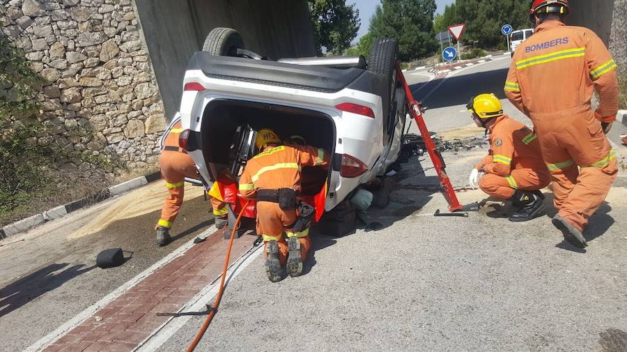 Fotos del rescate de un conductor en la Pobla del Duc