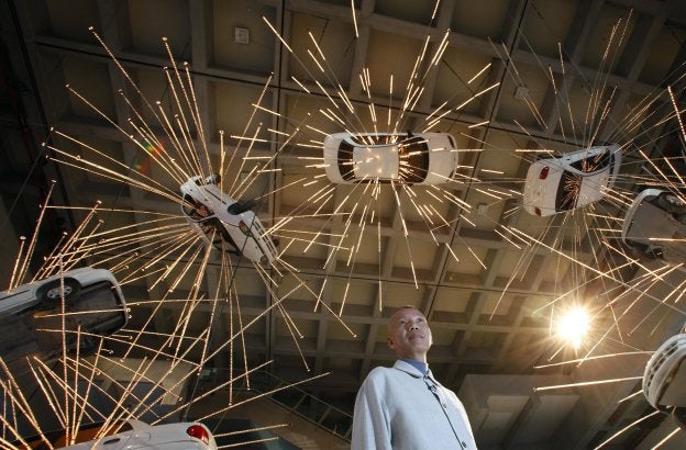 El chino Cai Guo-Quiang posa ante una de sus espectaculares piezas en una exposicon del museo de Taipei en 2009. 