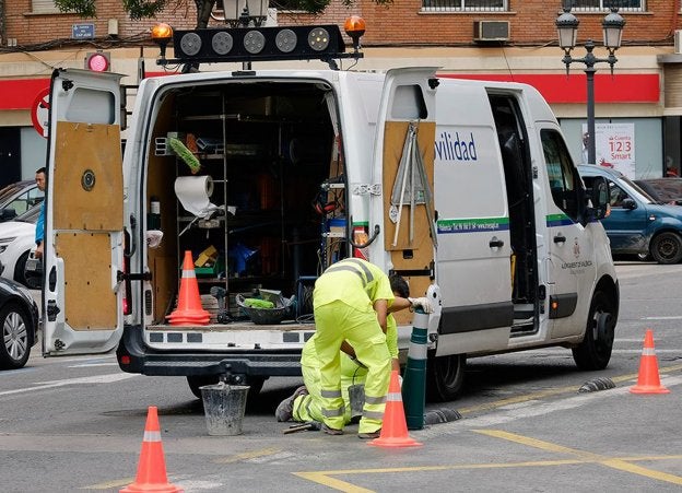 Operarios colocan uno de los bolardos en Matías Perelló. 