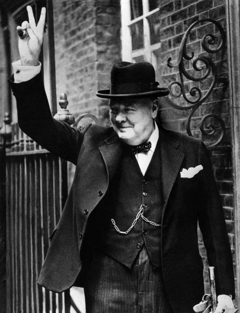 El carismático primer ministro británico hace la señal de la victoria a la entrada de su residencia oficial, el número 10 de Downing Street. Aún faltaban dos años para el final de la Segunda Guerra Mundial. 