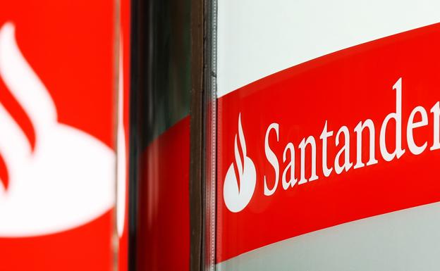 Logotipo del Santander en una oficina bancaria.