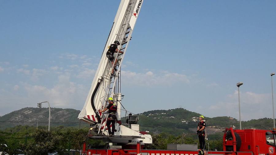 Fotos de las pruebas de vértigo y claustrofobia de los Bomberos de Valencia