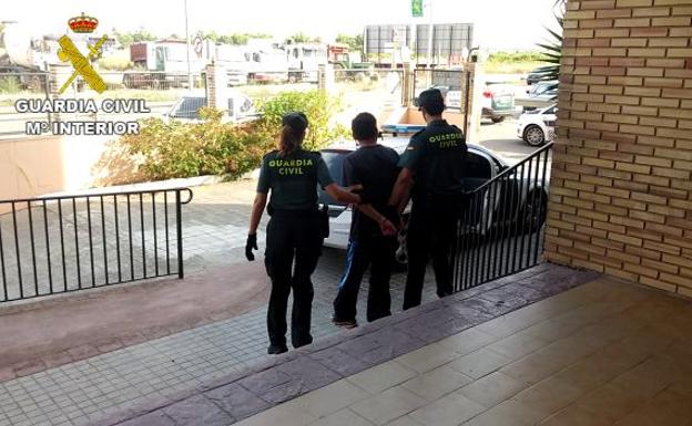 Los agentes durante la detención.