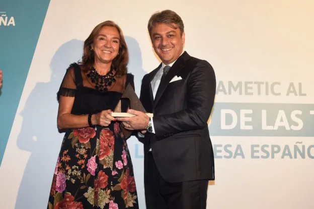 Luca de Meo, presidente de SEAT, recibe el galardón.