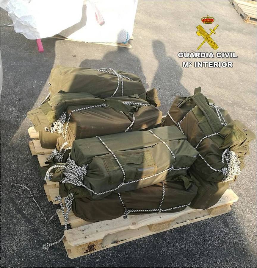 · La droga se escondía en ocho mochilas militares de procedencia Norteamérica