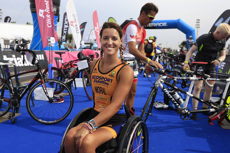 El Triatlón de Valencia llena de participantes la Marina Juan Carlos I