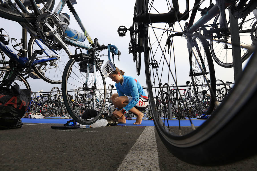 El Triatlón de Valencia llena de participantes la Marina Juan Carlos I