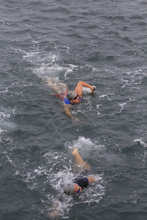 El Triatlón de Valencia llena de participantes la Marina Juan Carlos I