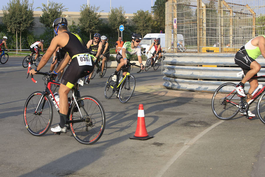 El Triatlón de Valencia llena de participantes la Marina Juan Carlos I