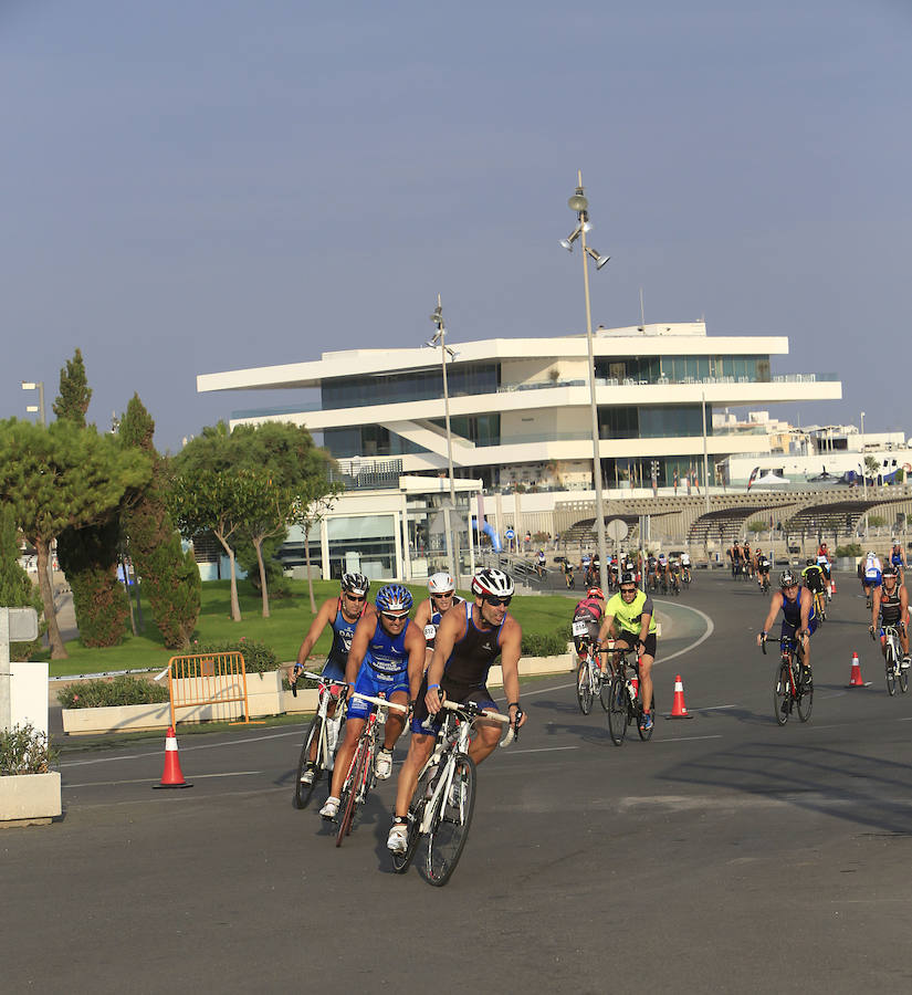 El Triatlón de Valencia llena de participantes la Marina Juan Carlos I