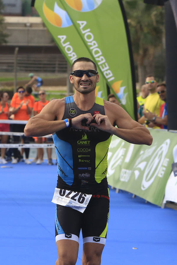 El Triatlón de Valencia llena de participantes la Marina Juan Carlos I