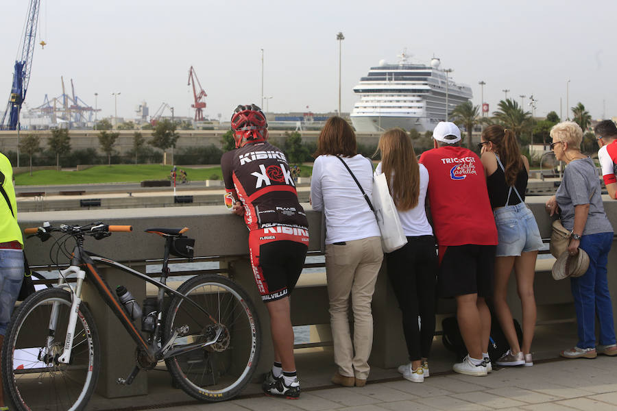 El Triatlón de Valencia llena de participantes la Marina Juan Carlos I