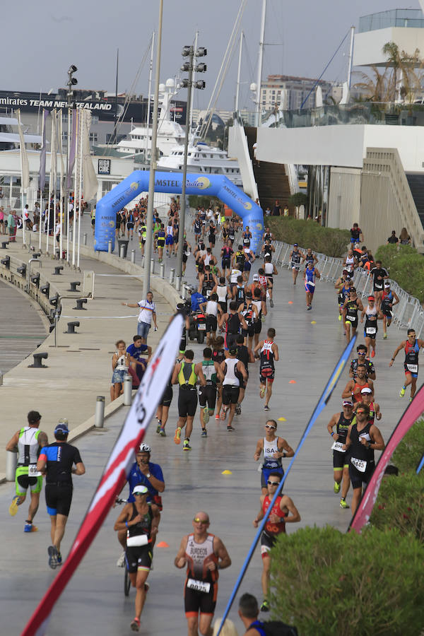 El Triatlón de Valencia llena de participantes la Marina Juan Carlos I