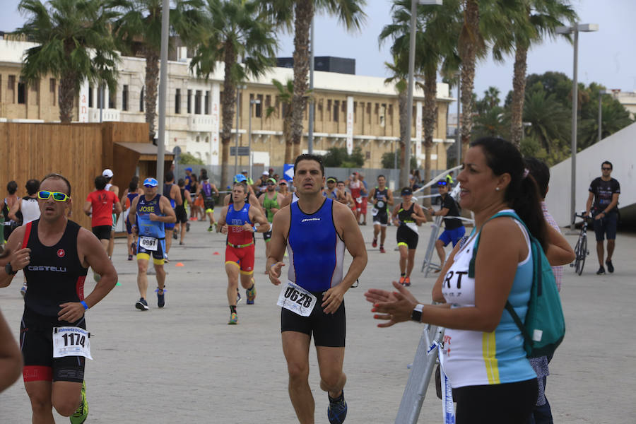 El Triatlón de Valencia llena de participantes la Marina Juan Carlos I