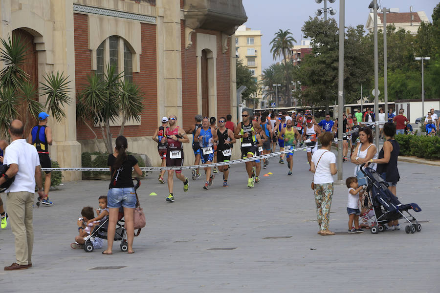 El Triatlón de Valencia llena de participantes la Marina Juan Carlos I