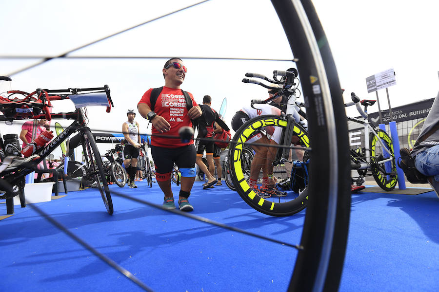 El Triatlón de Valencia llena de participantes la Marina Juan Carlos I