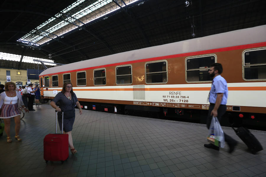 Fotos del tren histórico de Renfe en la Estación del Norte