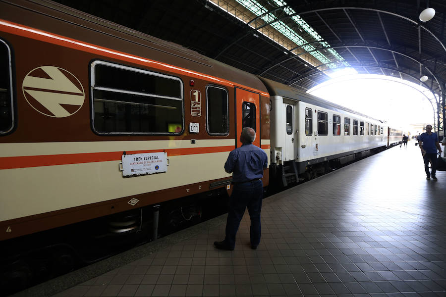 Fotos del tren histórico de Renfe en la Estación del Norte