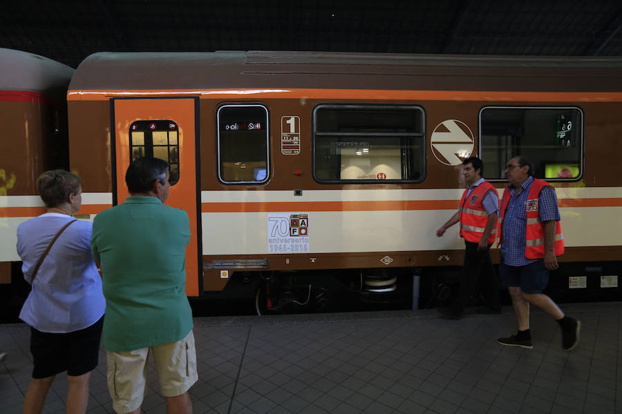 Fotos del tren histórico de Renfe en la Estación del Norte