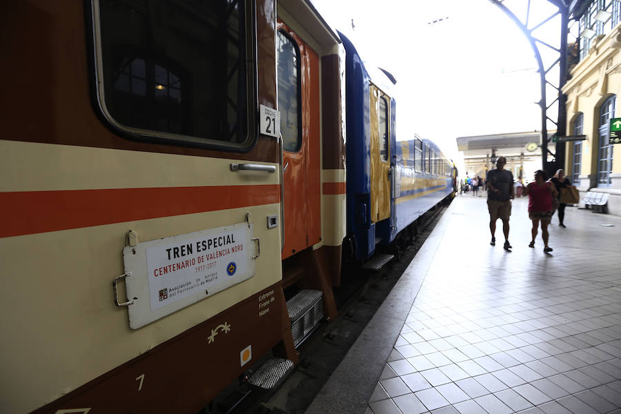 Fotos del tren histórico de Renfe en la Estación del Norte